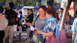 Mujeres leyendo folleto "Síntesis del Encuentro Plurinacional de Mujeres que Luchan"