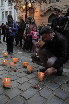 Hombre encendiendo vela a las afueras de Londres 38