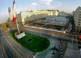 Instalación de sombras de aviones, aludiendo al bombardeo de La Moneda en 1973