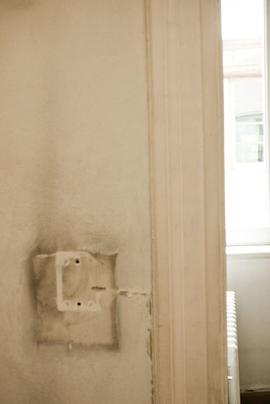 Pared con rastros de tomacorriente en inmueble ubicado en Londres 38