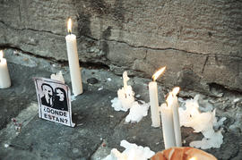 Velas en frontis de Londres 38 durante conmemoración del 11 de septiembre