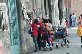 Brigada de propaganda "40 años de luchas y resistencia" pegando afiches