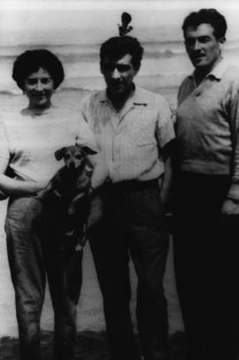 José Villagra (medio) junto a una pareja