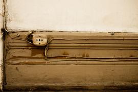 Tomacorriente con cableado visible en inmueble ubicado en Londres 38