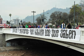 "CIVILES Y MILITARES: QUE HABLEN LOS QUE SABEN" en Puente del Abasto en río Mapocho