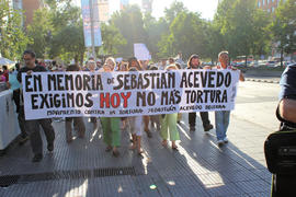 Personas marchando en conmemoración de la muerte de Sebastián Acevedo