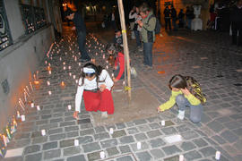 Niñas dejando velas en Londres 38 durante conmemoración del 11 de septiembre