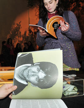 Mujer leyendo el libro ¿Dónde están? ¿Dónde está? El caso de José Huenante