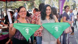 Mujeres sosteniendo pañoleta de ABORTO LIBRE, SEGURO Y GRATUITO