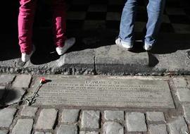 Placa "LONDRES 38 CENTRO SECRETO DE DETENCIÓN, TORTURA, DESAPARICIÓN Y EXTERMINIO"