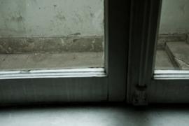 Primer plano de cerradura de ventana del inmueble ubicado en Londres 38