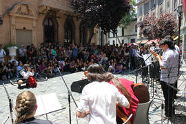 Músicos interpretando "La Cantata de Santa María de Iquique" en calle Londres