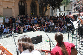 Músicos interpretando "La Cantata de Santa María de Iquique" afuera de Londres 38