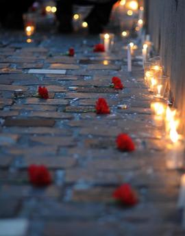 Velas y claveles rojos en Londres 38 por conmemoración del 11 de septiembre, 2012