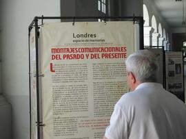 Persona observando la exposición itinerante "Montajes comunicacionales del pasado y del presente"