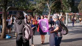 Mujer sosteniendo afiche "La huelga general feminista !Va¡"