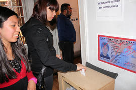 Mujer votando en el Plebiscito Nacional por la Educación