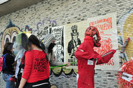 Brigada de propaganda "40 años de luchas y resistencia" pegando afiches