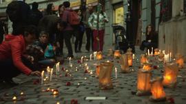 Personas participando de actividad conmemorativa por el Golpe de Estado en Chile